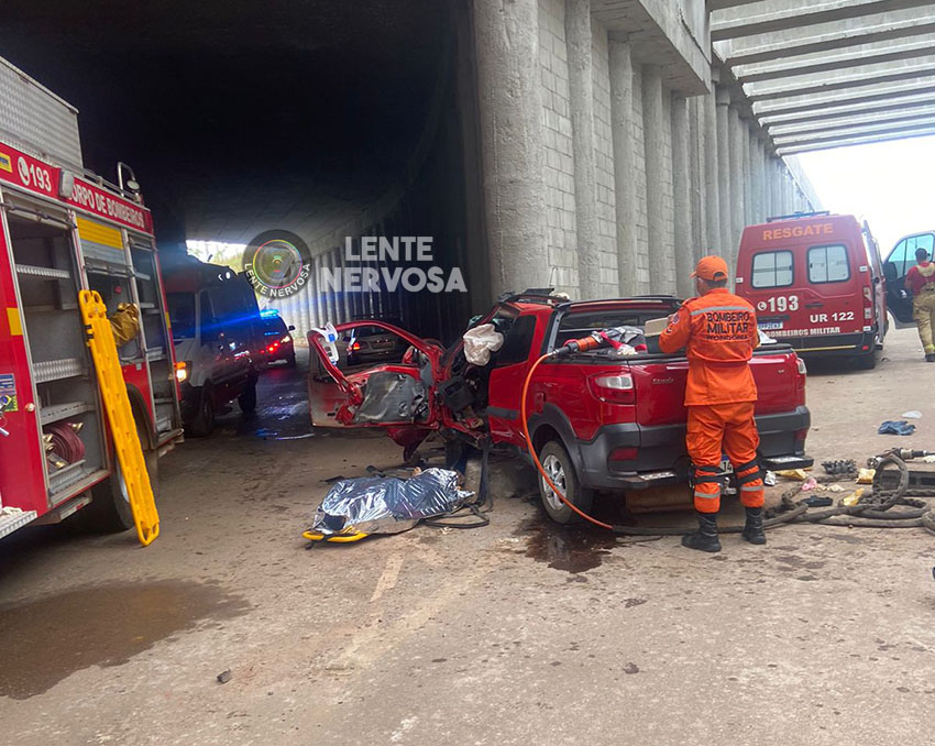 Irmãos morrem presos às ferragens de veículo em grave acidente em Porto