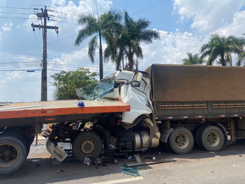 Urgente Carreta Fica Destru Da E Duas Pessoas S O Socorridas Em Grave