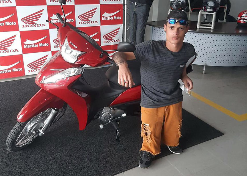 Anão compra moto em Porto Velho e diz: “agora só falta as pernas” Anão compra moto em Porto Velho e diz: “agora só falta as pernas”