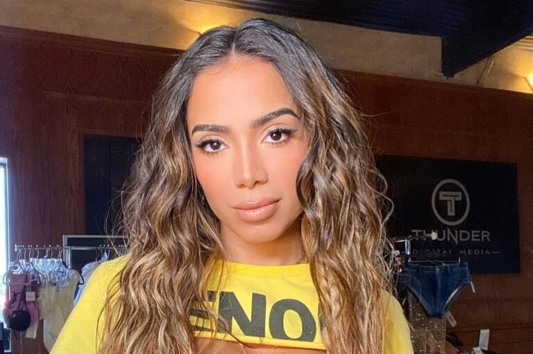 Anitta mostra look usado em clipe e fã brinca: “Caliente”