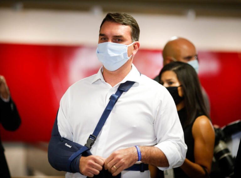 Flávio Bolsonaro chama Renan Calheiros de vagabundo durante CPI – VEJA O VÍDEO