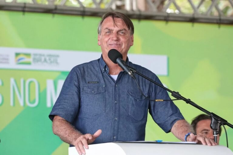 ‘Chapa em 2022 terá ladrão para presidente e vagabundo de vice’, diz Bolsonaro