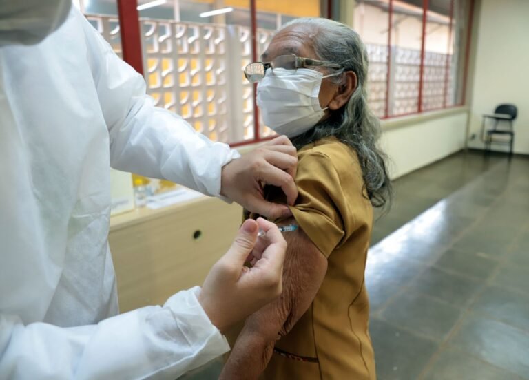 Semusa realiza vacinação para pessoas acima de 50 anos com comorbidades