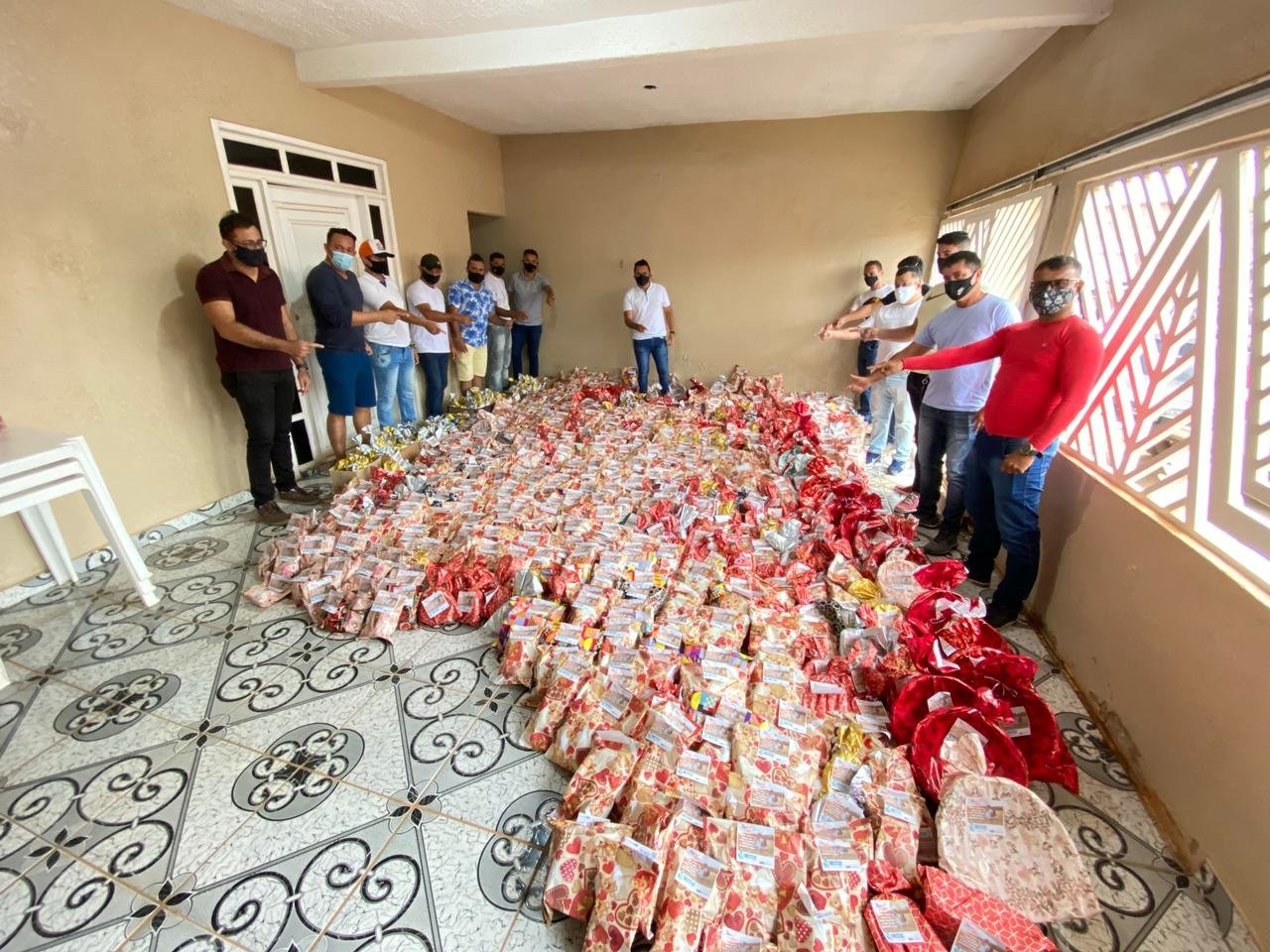 Vereador Edimilson Dourado entrega presentes às mamães em bairros da capital
