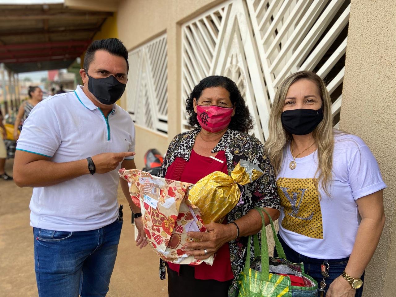 Vereador Edimilson Dourado entrega presentes às mamães em bairros da capital
