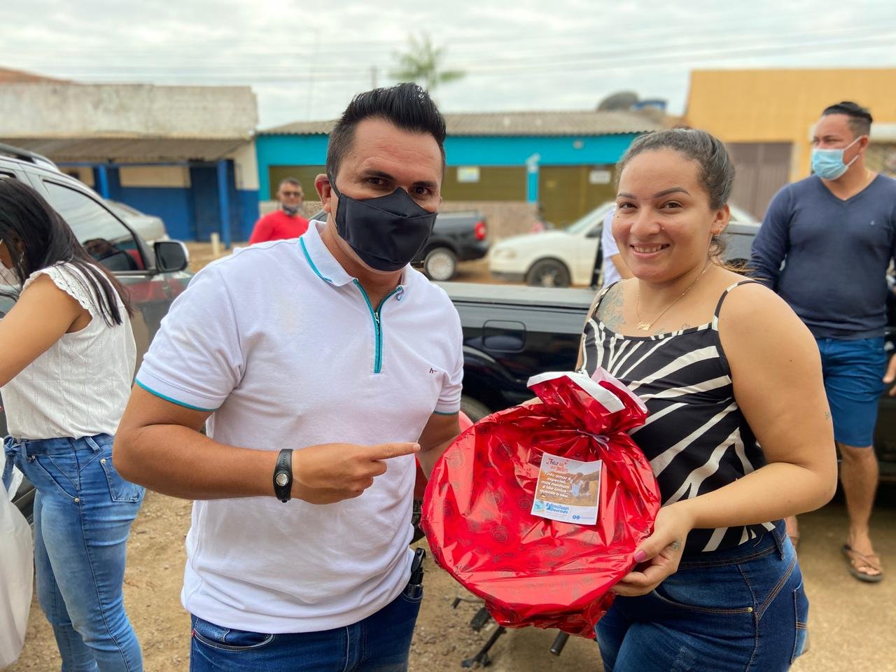 Vereador Edimilson Dourado entrega presentes às mamães em bairros da capital