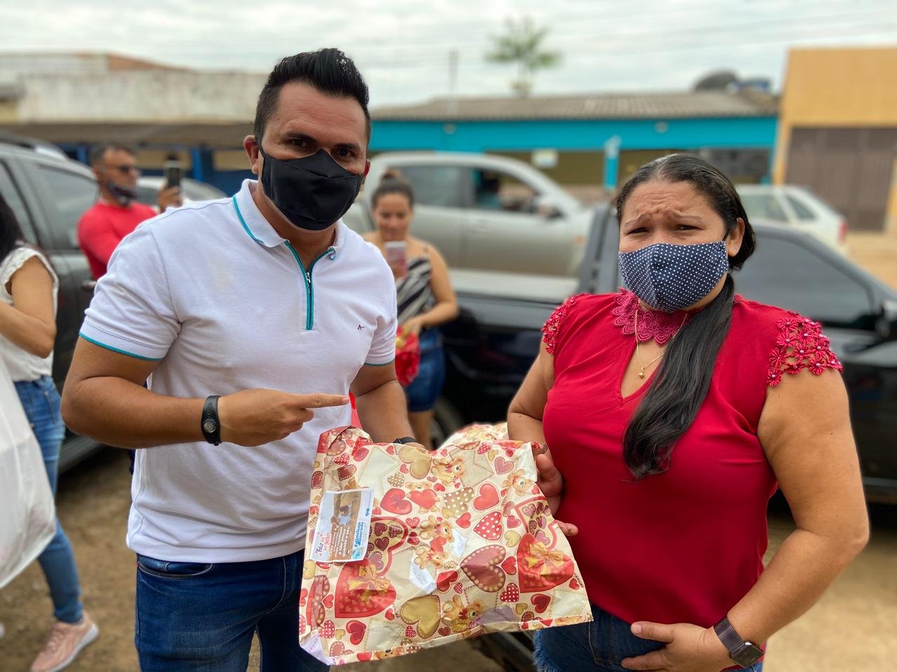 Vereador Edimilson Dourado entrega presentes às mamães em bairros da capital