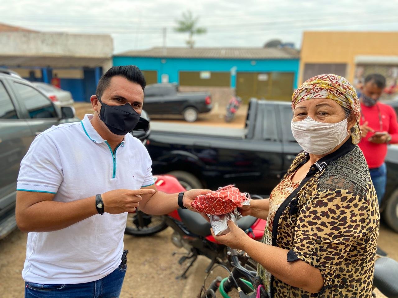 Vereador Edimilson Dourado entrega presentes às mamães em bairros da capital