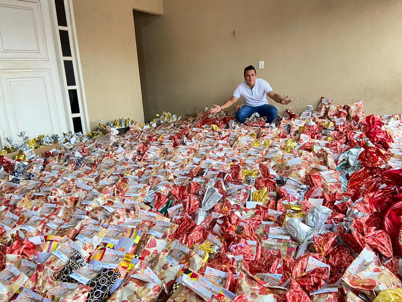 Vereador Edimilson Dourado entrega presentes às mamães em bairros da capital