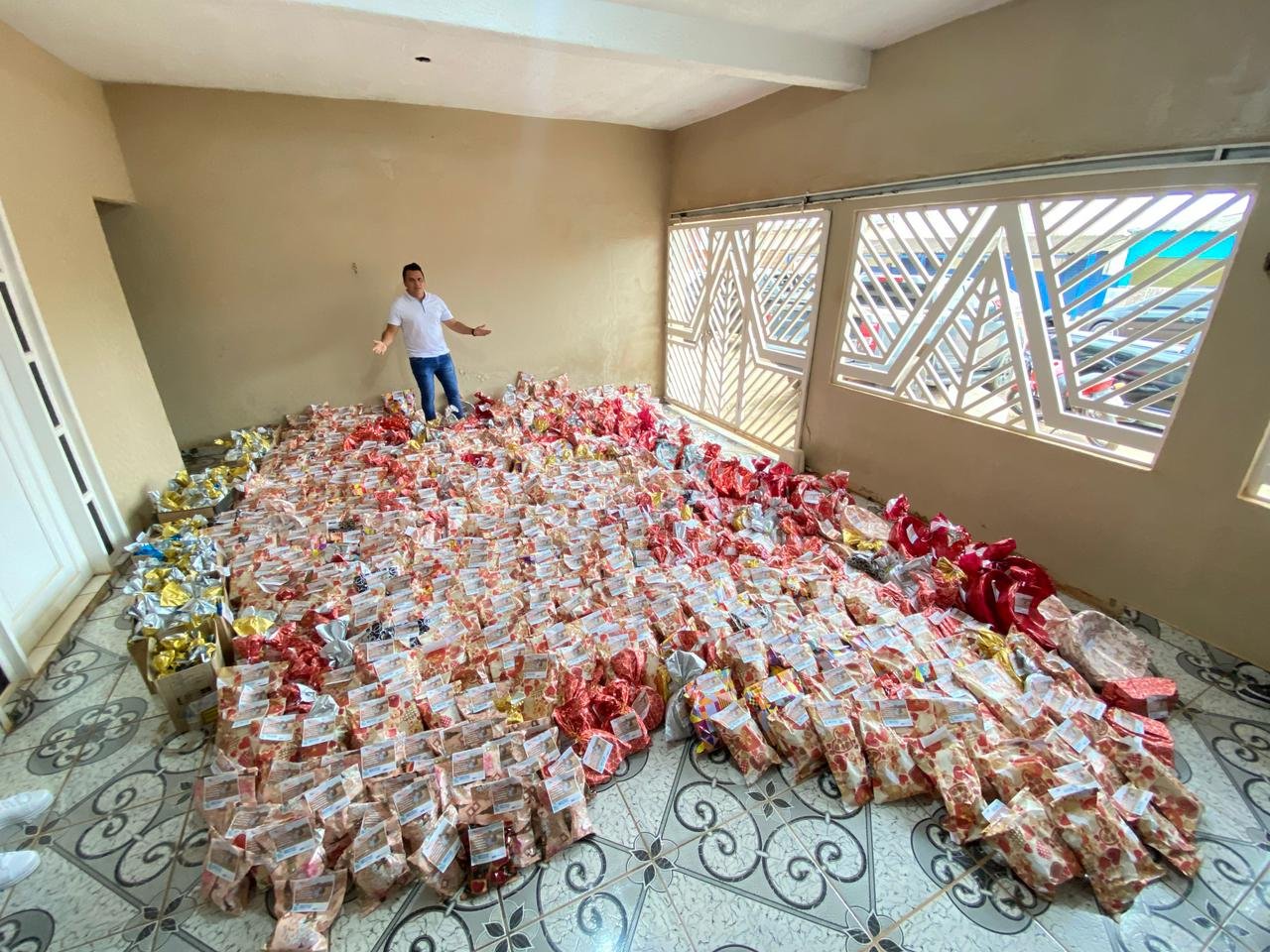 Vereador Edimilson Dourado entrega presentes às mamães em bairros da capital