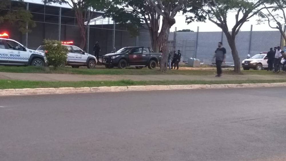 Homens fortemente armados em carro com placas do Rio são abordados em Vilhena e caso vai parar na PF Homens fortemente armados em carro com placas do Rio são abordados em Vilhena e caso vai parar na PF