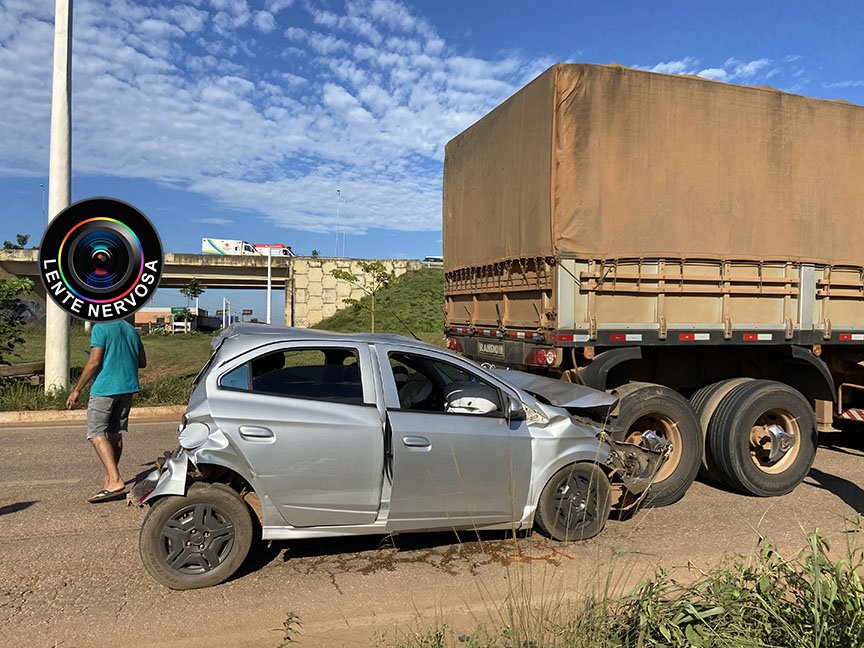 Carro ocupado por mulheres é prensado entre caminhão e carreta no Trevo do Roque – FOTOS E VÍDEO 8 Carro ocupado por mulheres é prensado entre caminhão e carreta no Trevo do Roque – FOTOS E VÍDEO