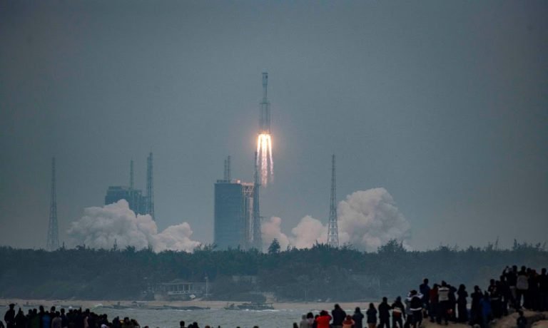 Parte de 20 toneladas de foguete chinês cairá na Terra até amanhã