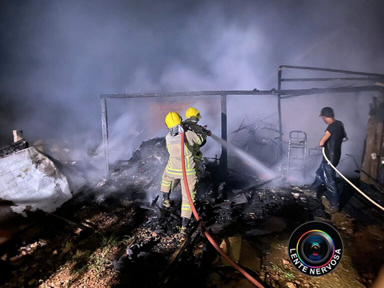 Associação de Moradores da Vila Princesa é destruída por incêndio – FOTOS E VÍDEO