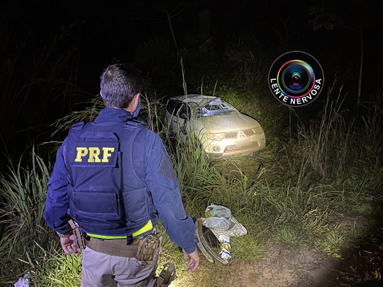 Caminhonete capota e duas mulheres ficam feridas; garrafas de cervejas foram encontradas no local