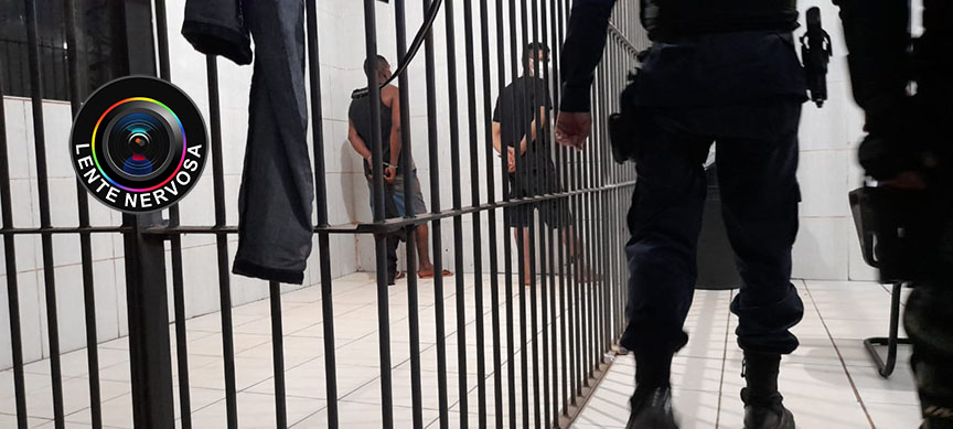 Criminosos amarram caminhoneiro e usam veículo para furtar móveis de depósito no Bairro Cohab Criminosos amarram caminhoneiro e usam veículo para furtar móveis de depósito no Bairro Cohab