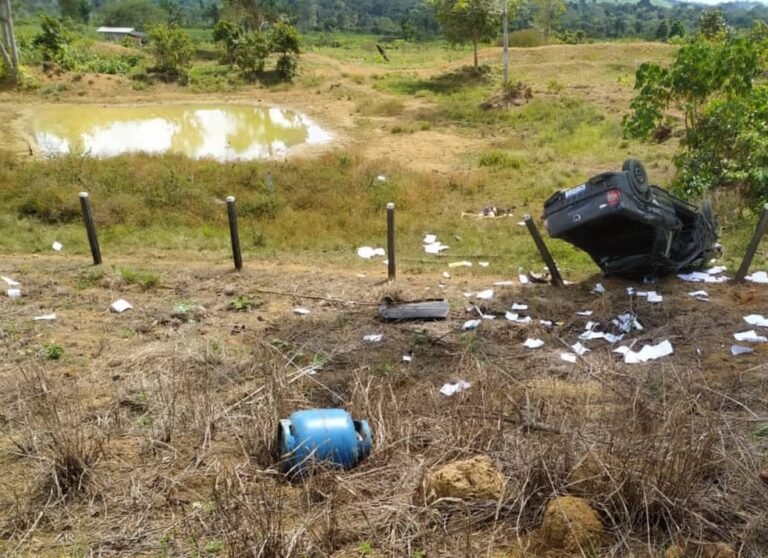 Jovem e adolescente morrem após carro cair em ribanceira em RO