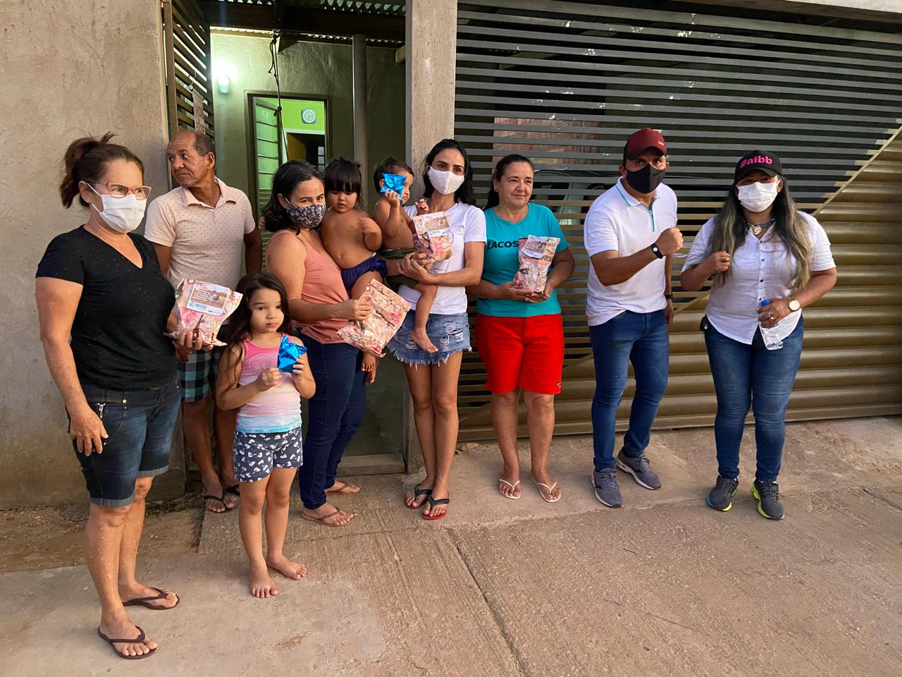 Vereador Edimilson Dourado entrega presentes às mamães em bairros da capital Vereador Edimilson Dourado entrega presentes às mamães em bairros da capital