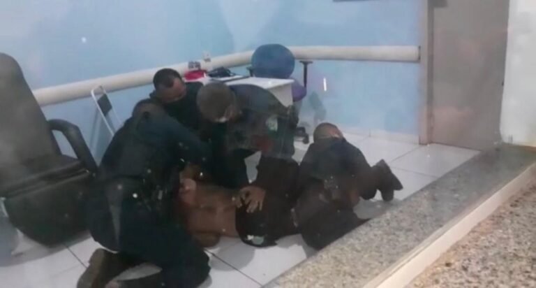 Homem armado com facão invade unidade de saúde e causa pânico em servidores – VÍDEO