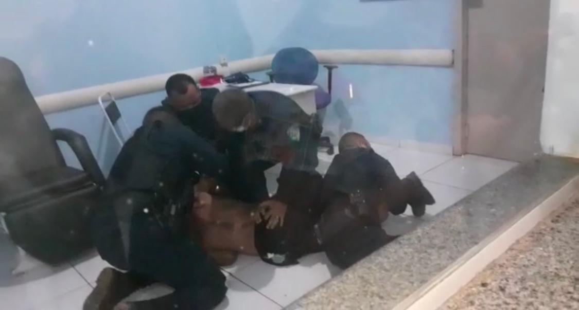 Homem armado com facão invade unidade de saúde e causa pânico em servidores – VÍDEO Homem armado com facão invade unidade de saúde e causa pânico em servidores – VÍDEO