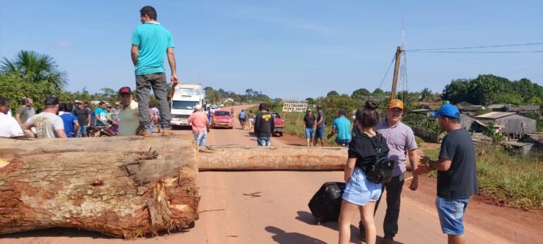 BR-364 é interditada no distrito de Vista Alegre do Abunã por trabalhadores contra ações do IBAMA