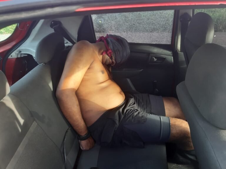 BRUTAL – Veja vídeo de homem sendo executado a tiros por traficantes dentro de carro