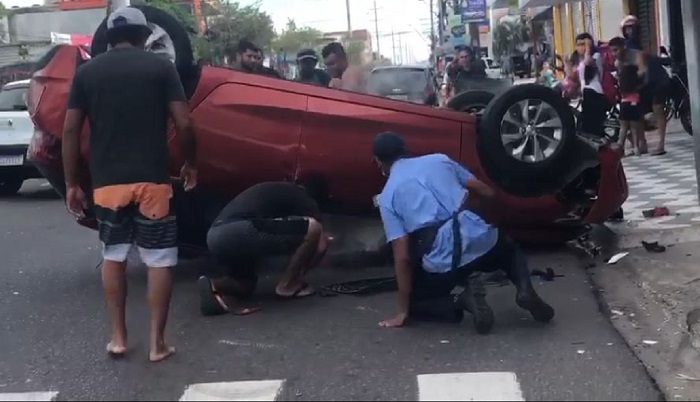 Casal escapa de morrer carbonizado após veículo capotar e começar a pegar fogo – VEJA VÍDEO Casal escapa de morrer carbonizado após veículo capotar e começar a pegar fogo – VEJA VÍDEO