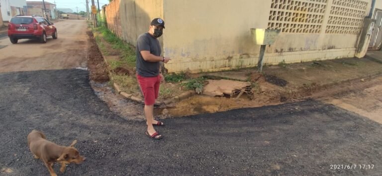 Semob realiza tapa buracos no Bairro Castanheira após solicitação do vereador Edimilson Dourado