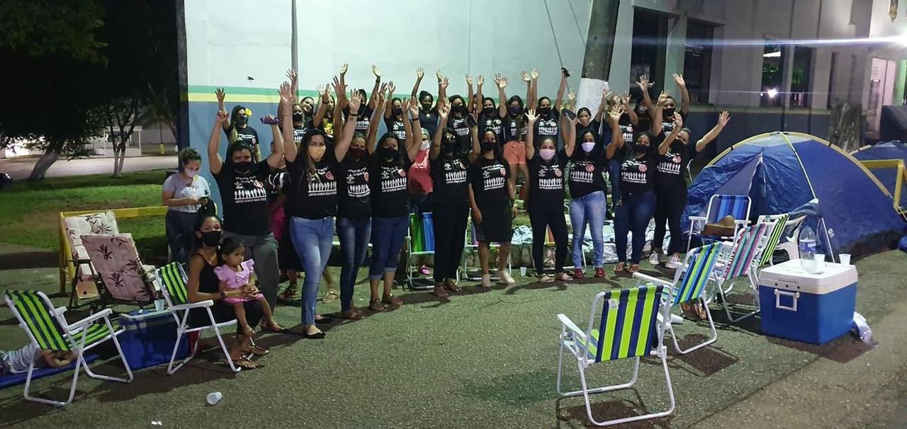 Esposas e familiares de militares fecham quartéis no estado na noite desta quinta (10) Esposas e familiares de militares fecham quartéis no estado na noite desta quinta (10)
