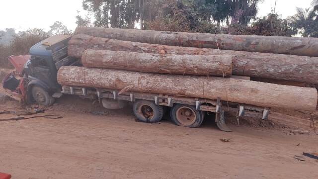 Família morre em acidente entre carro e caminhão carregado de toras em RO Família morre em acidente entre carro e caminhão carregado de toras em RO