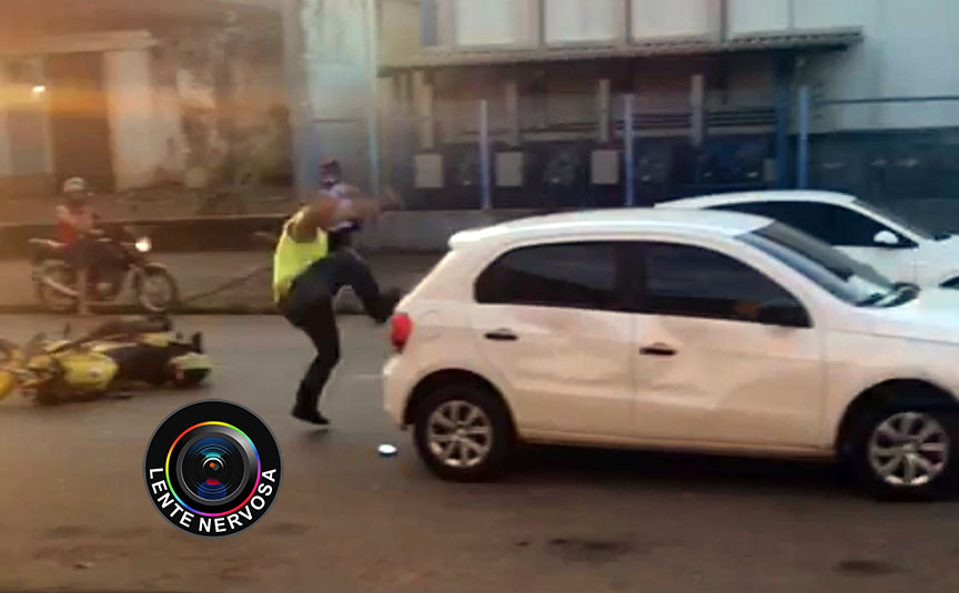 Mototaxista destrói veículo de motorista de aplicativo após discussão – VEJA O VÍDEO Mototaxista destrói veículo de motorista de aplicativo após discussão – VEJA O VÍDEO
