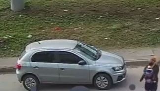 Mulher com criança de colo é atropelada por carro em alta velocidade – VÍDEO Mulher com criança de colo é atropelada por carro em alta velocidade – VÍDEO