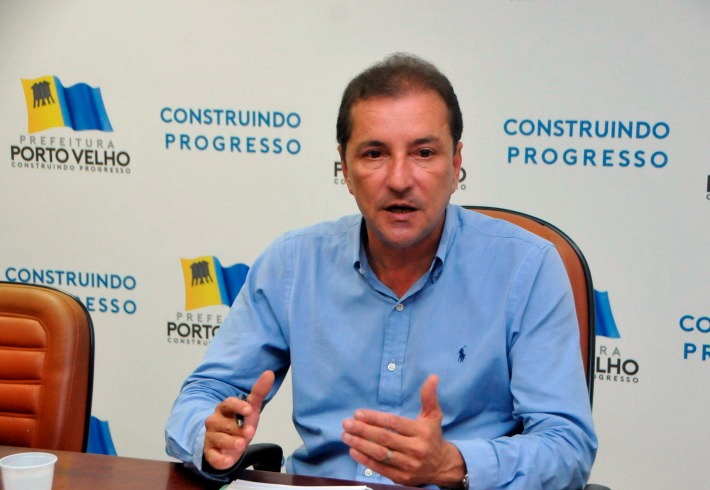 Prefeito de Porto Velho vai ao MP denunciar “esquema” de super salários de servidores estatutários da PGM, SEMFAZ E CGM que passam de R$ 100 mil reais mensais Prefeito de Porto Velho vai ao MP denunciar “esquema” de super salários de servidores estatutários da PGM, SEMFAZ E CGM que passam de R$ 100 mil reais mensais