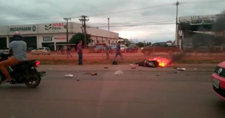 URGENTE – Motocicleta pega fogo em grave acidente na BR-364 em frente ao Atacadão