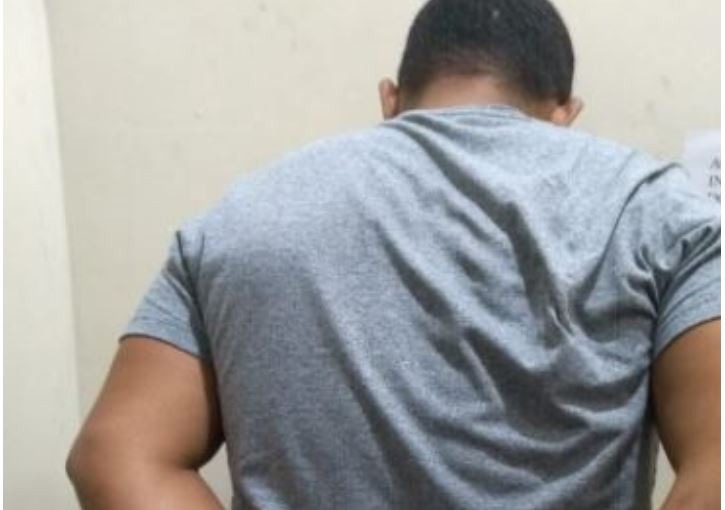 Homem estupra mulher de amigo e acaba sendo agredido em delegacia Homem estupra mulher de amigo e acaba sendo agredido em delegacia