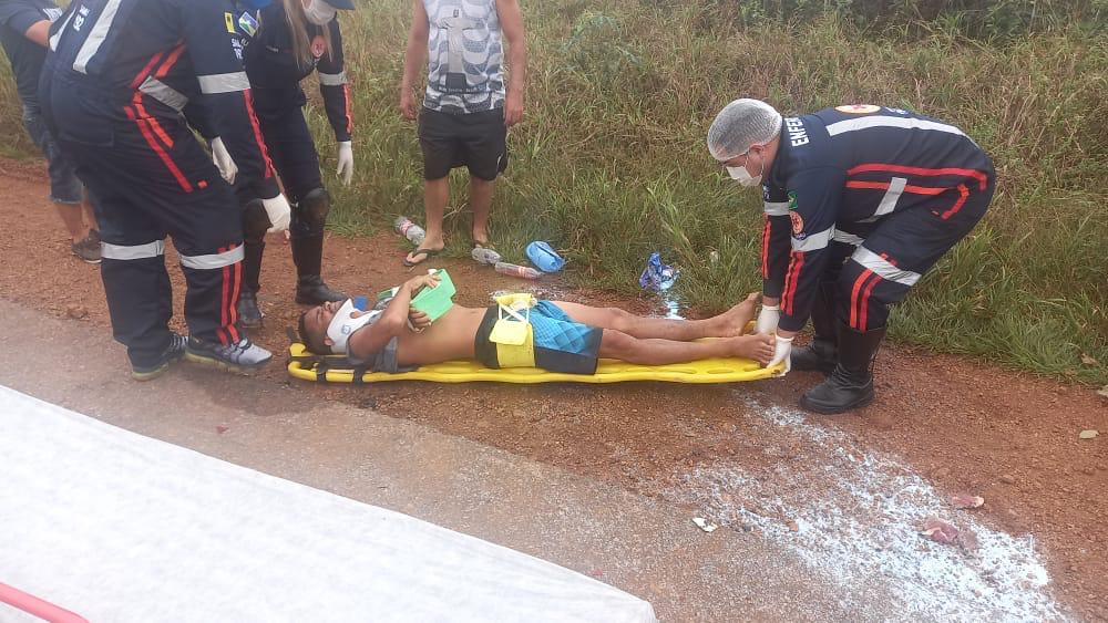 Motociclista sofre fratura ao ser atingido por caiaques que caíram de veículo na BR-319 Motociclista sofre fratura ao ser atingido por caiaques que caíram de veículo na BR-319