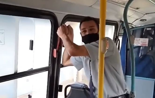 Motorista realiza sonho de brasileiros e mostra o que acontece se puxar a alavanca vermelha do ônibus; veja vídeo Motorista realiza sonho de brasileiros e mostra o que acontece se puxar a alavanca vermelha do ônibus; veja vídeo