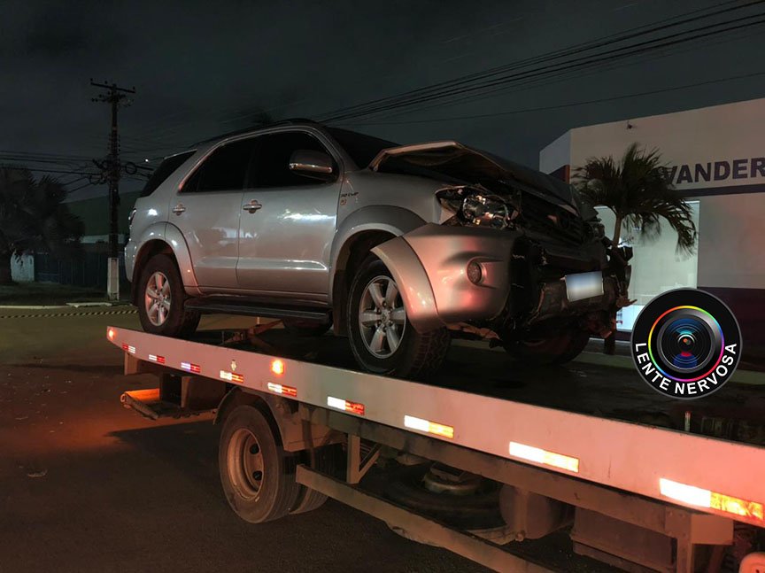 Caminhonete capota em grave acidente na região central da capital 3 capotamento Avenida Carlos Gomes 03