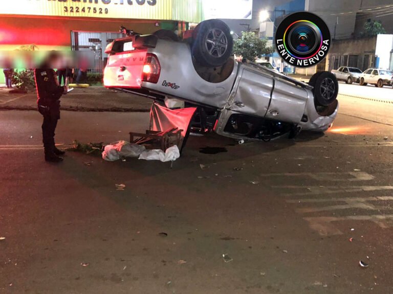 Caminhonete capota em grave acidente na região central da capital