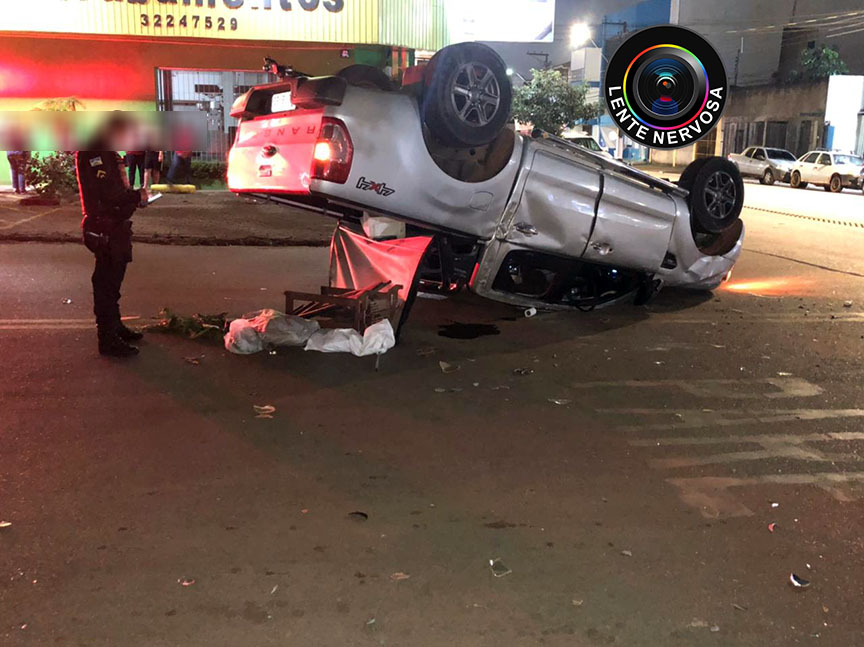 Caminhonete capota em grave acidente na região central da capital Caminhonete capota em grave acidente na região central da capital