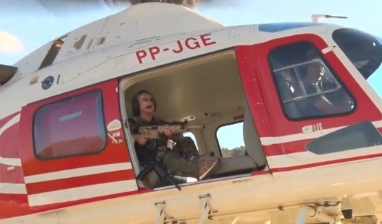‘Estou indo aí te pegar’: com fuzil em helicóptero, deputada de 72 anos publica caça a Lázaro ‘Estou indo aí te pegar’: com fuzil em helicóptero, deputada de 72 anos publica caça a Lázaro