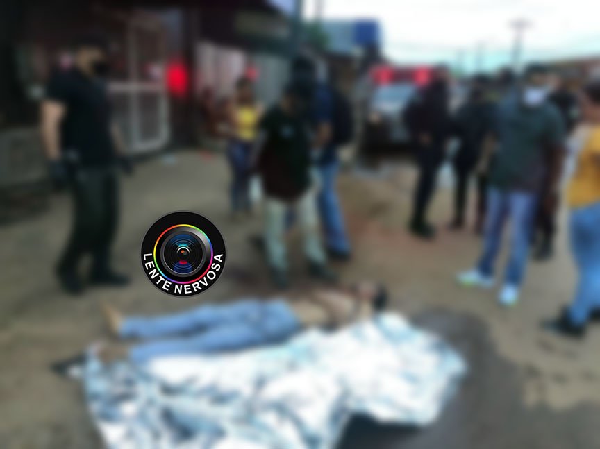 Populares incendeiam carro de haitiano que assassinou homem durante briga na zona leste 4 Populares incendeiam carro de haitiano que assassinou homem durante briga na zona leste