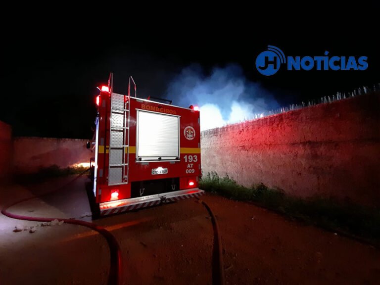 Bombeiros combatem incêndio que destruiu residência na zona sul da capital