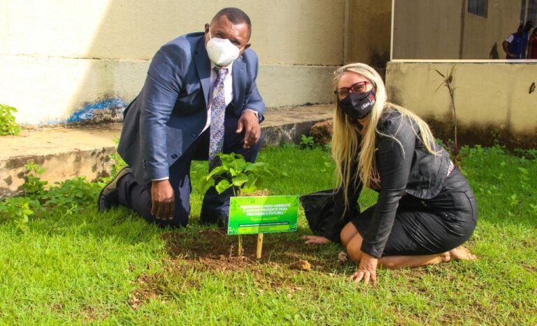 Vereadora Márcia Socorristas Animais planta árvore em alusão ao mês do Meio Ambiente