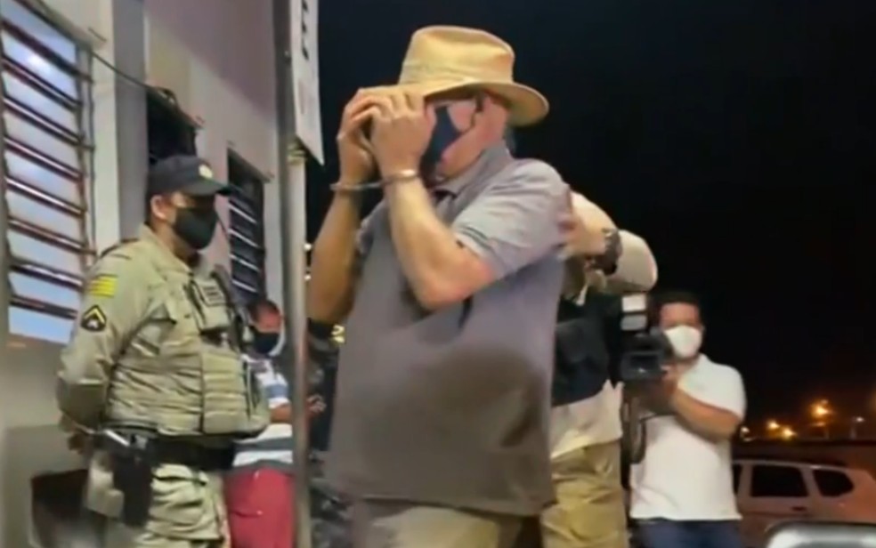 Fazendeiro e caseiro são presos suspeitos de ajudarem na fuga de Lázaro Barbosa – VÍDEO Fazendeiro e caseiro são presos suspeitos de ajudarem na fuga de Lázaro Barbosa – VÍDEO
