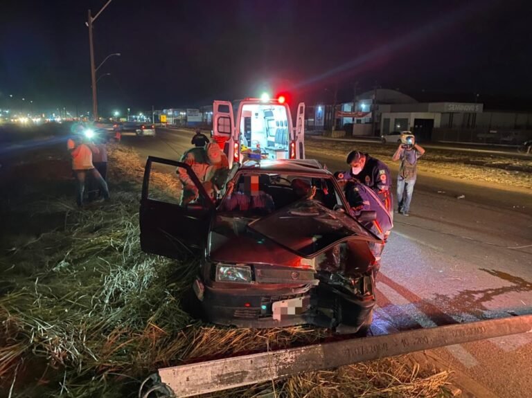 Motorista derruba poste na BR-364 após ser atingido por outro veículo