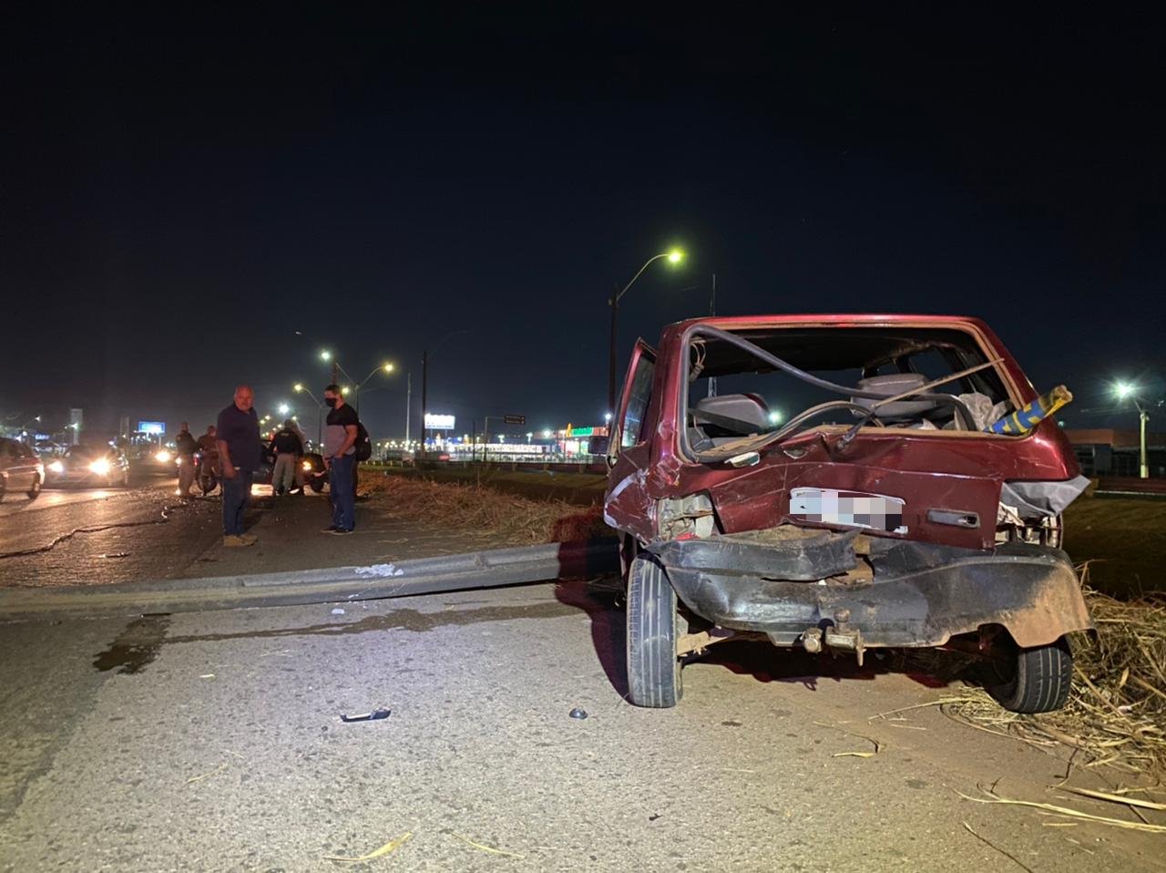 Motorista derruba poste na BR-364 após ser atingido por outro veículo