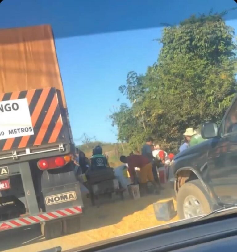 URGENTE – população saqueia carga de carreta tombada próximo aos presídios
