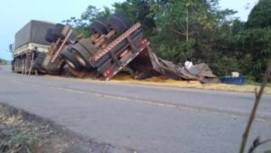 Carreta carregada com milho tomba em Porto Velho e população saqueia carga