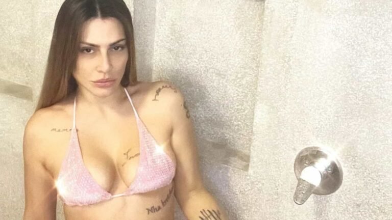 Cleo posa tomando banho de biquíni e afirma sentir saudades do BBB